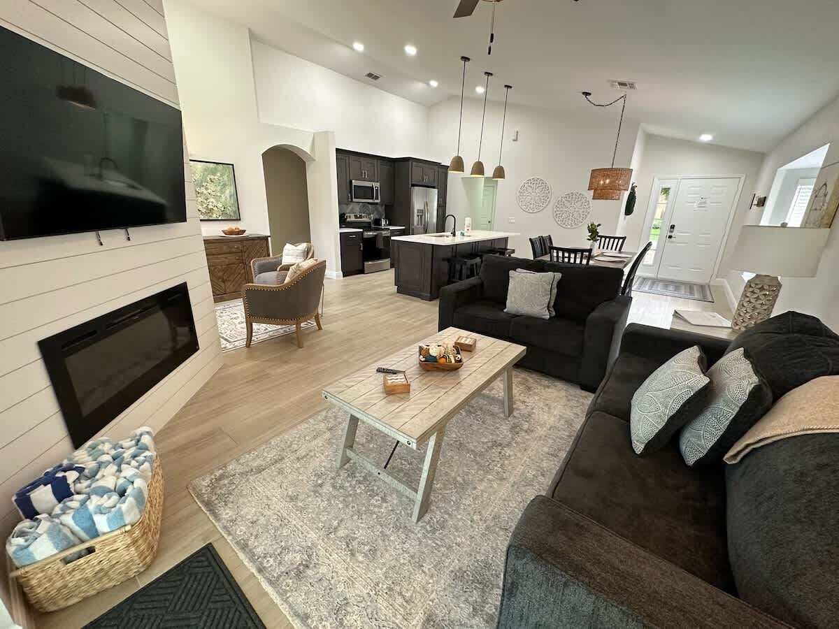 Télévision, cheminée, espaces bureaux