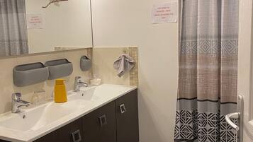 Douche, sèche-cheveux, serviettes fournies, savon