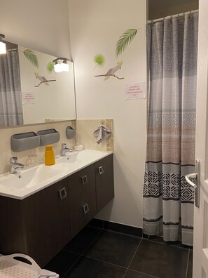 シャワー、ヘアドライヤー、タオル、石鹸