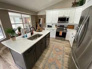 Geladeira, micro-ondas, fogão, cooktop