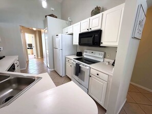 Fridge, microwave, oven, stovetop - Southern Dunes - Golf Course Views Villa (Haines City)