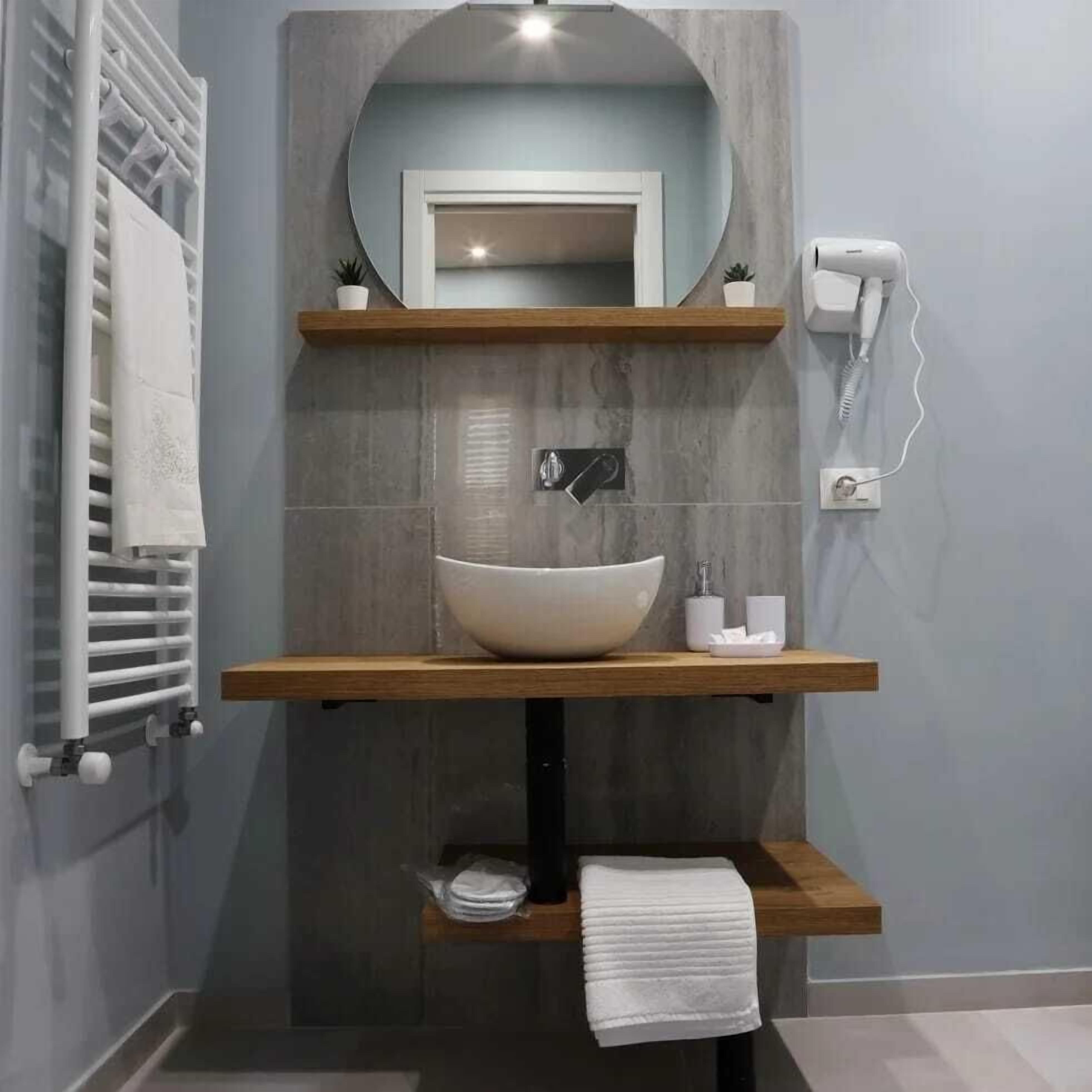 Doppia Comfort, vista città | Bagno | Doccia, asciugacapelli, asciugamani, sapone