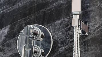 Comfort-Vierbettzimmer | Badezimmer