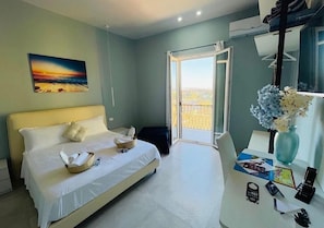 Habitación Confort doble, vistas a la ciudad | Escritorio y wifi gratis