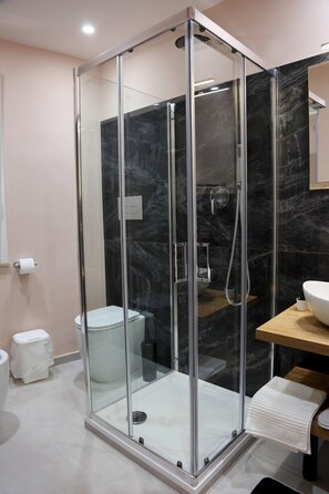 Comfort Quadruple Room | Bathroom | Shower, hair dryer, towels, soap - B&B La Nuit  (Agrigento)