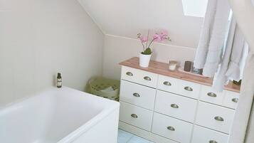 Serviettes fournies, savon, shampoing, papier toilette