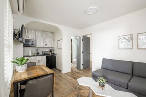Living area - First Floor King Suite (101) (Oceanside)