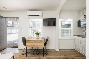 Dining - First Floor King Suite (101) (Oceanside)