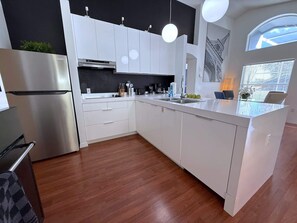 Fridge, microwave, oven, stovetop - South Facing Villa - Modern Finishes (Haines City)