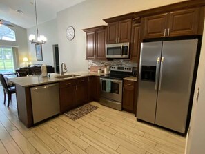 Réfrigérateur, micro-ondes, four, lave-vaisselle