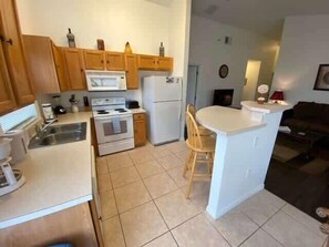 Geladeira, micro-ondas, fogão, lava-louças