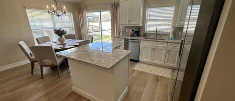 Frigorifero, microonde, lavastoviglie, macchina per tè/caffè