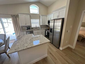 Kjøleskap, mikrobølgeovn, oppvaskmaskin og kaffetrakter/tekoker