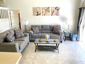 Tv, bordsfotboll och kontor