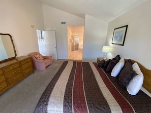 4 habitaciones, tabla de planchar con plancha, wifi y ropa de cama 