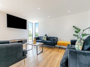 TV - 5 bedroom accommodation in Belper (Belper)