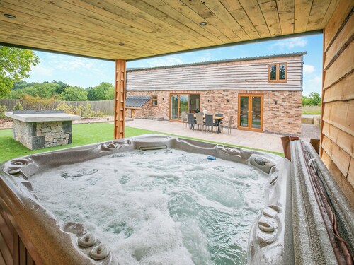 5 bedroom accommodation in Belper