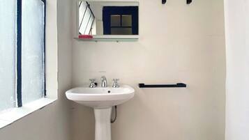 Chuveiro, secador de cabelo, bidê, toalhas de banho