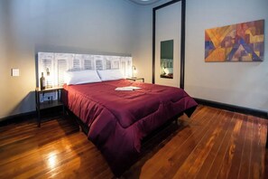 1 habitación, escritorio, tabla de planchar con plancha y wifi