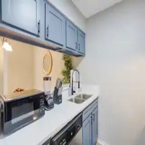 Private kitchen - Chic Apartment in Memorial 3 mins from Washington Ave! (Houston)