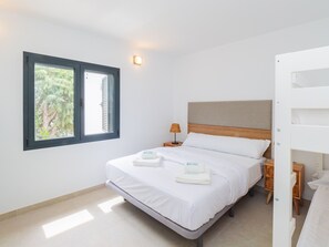 3 bedrooms, iron/ironing board, free WiFi, bed sheets