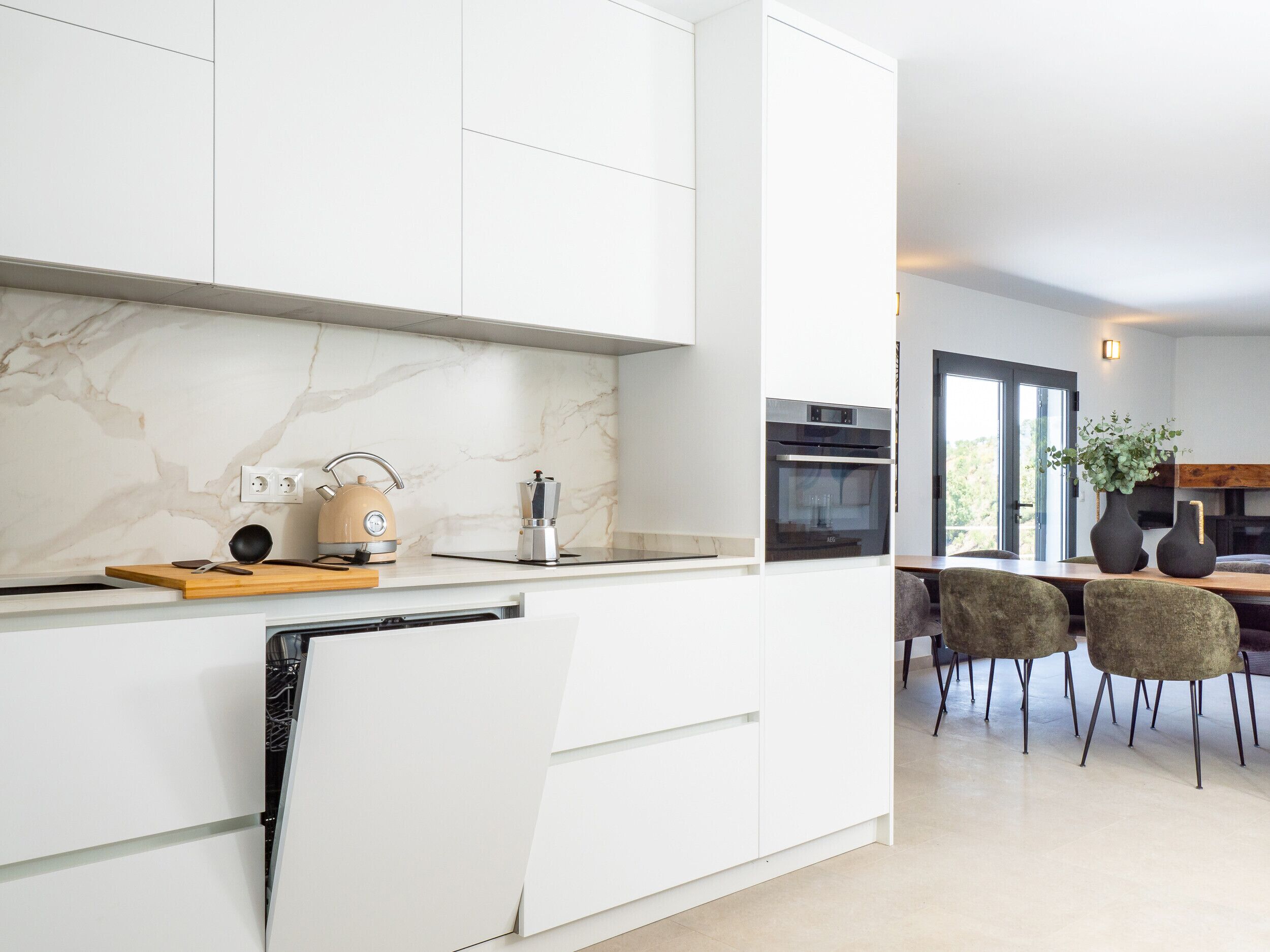 Een koelkast, een microgolfoven, een oven, een vaatwasser