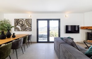 TV, fireplace - Cubo's Casa Pineda / rural / private pool / free wifi / BBQ (Málaga)