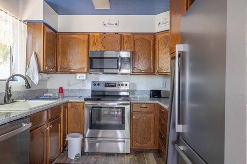 Tranquil Retreat- Game Room, Big Backyard & Centrally Located. Pet Friendly! 