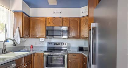 Tranquil Retreat- Game Room, Big Backyard & Centrally Located. Pet Friendly!