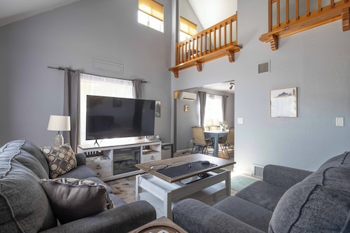Tranquil Retreat- Game Room, Big Backyard & Centrally Located. Pet Friendly! 