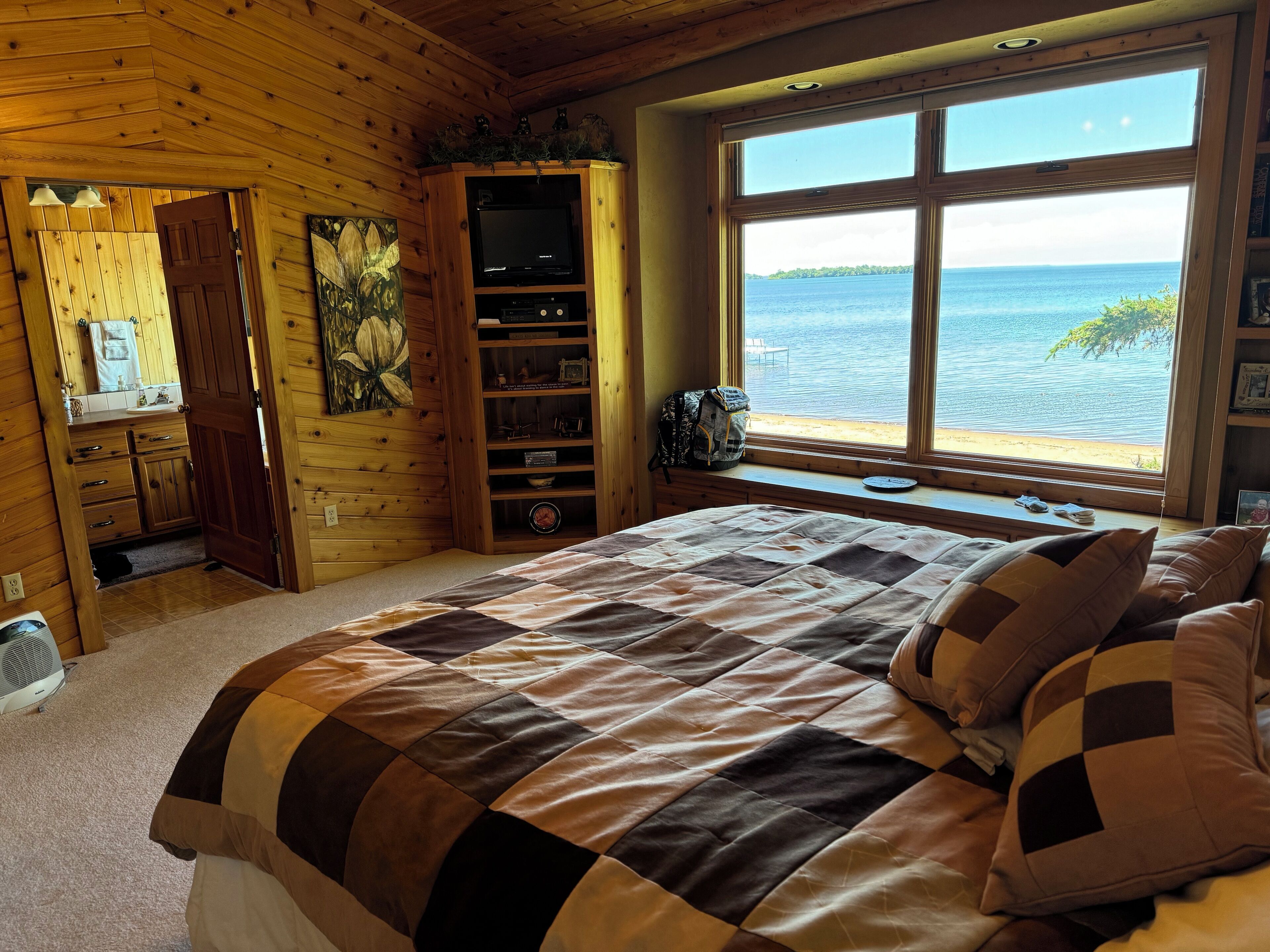 5 bedrooms, iron/ironing board, WiFi, bed sheets