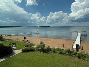 Aan het strand, ligstoelen aan het strand, strandlakens