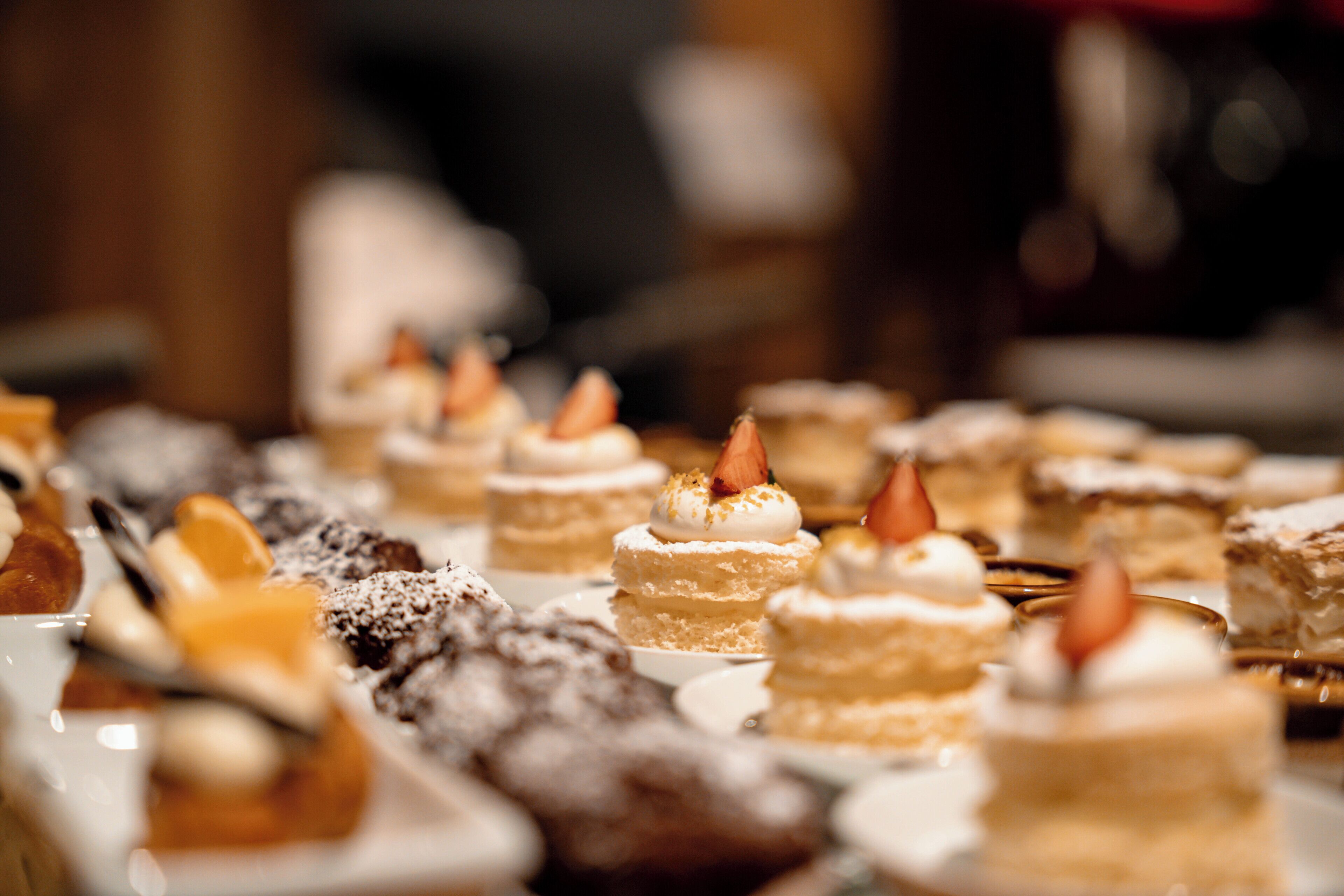 Une variété de desserts présentés sur une table de buffet.