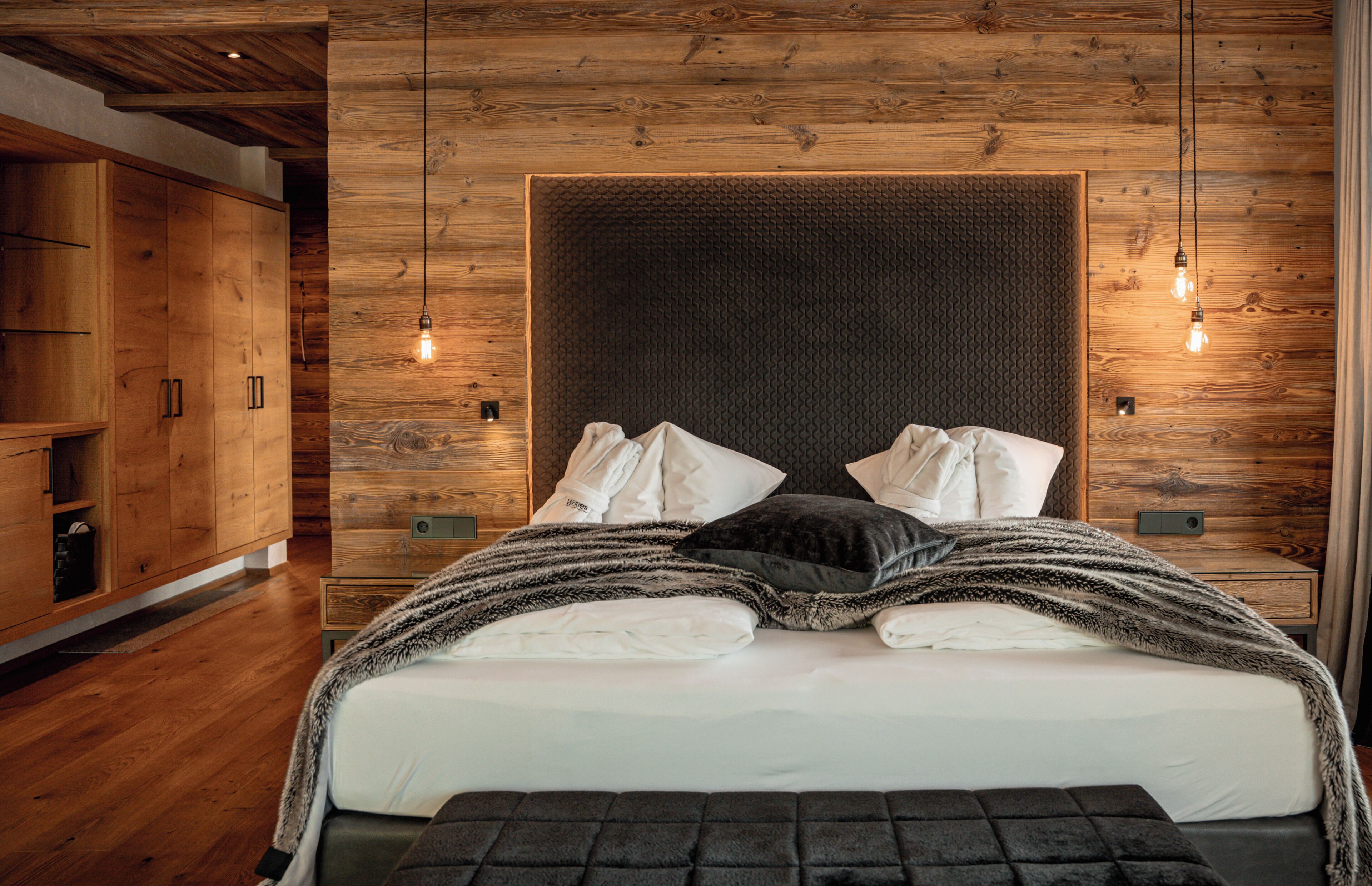 Deluxe Suite, Balcony, Mountain View | Hypo-allergenic bedding, in-room safe, soundproofing, free WiFi