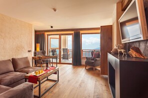 Familien-Suite | Wohnbereich | 40-Zoll-LED-Fernseher mit Satellitenempfang, Tischfußball, Bücher