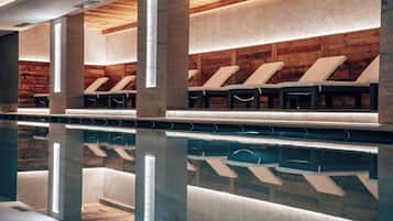 Piscina interna, funciona das 7h às 19h, espreguiçadeiras
