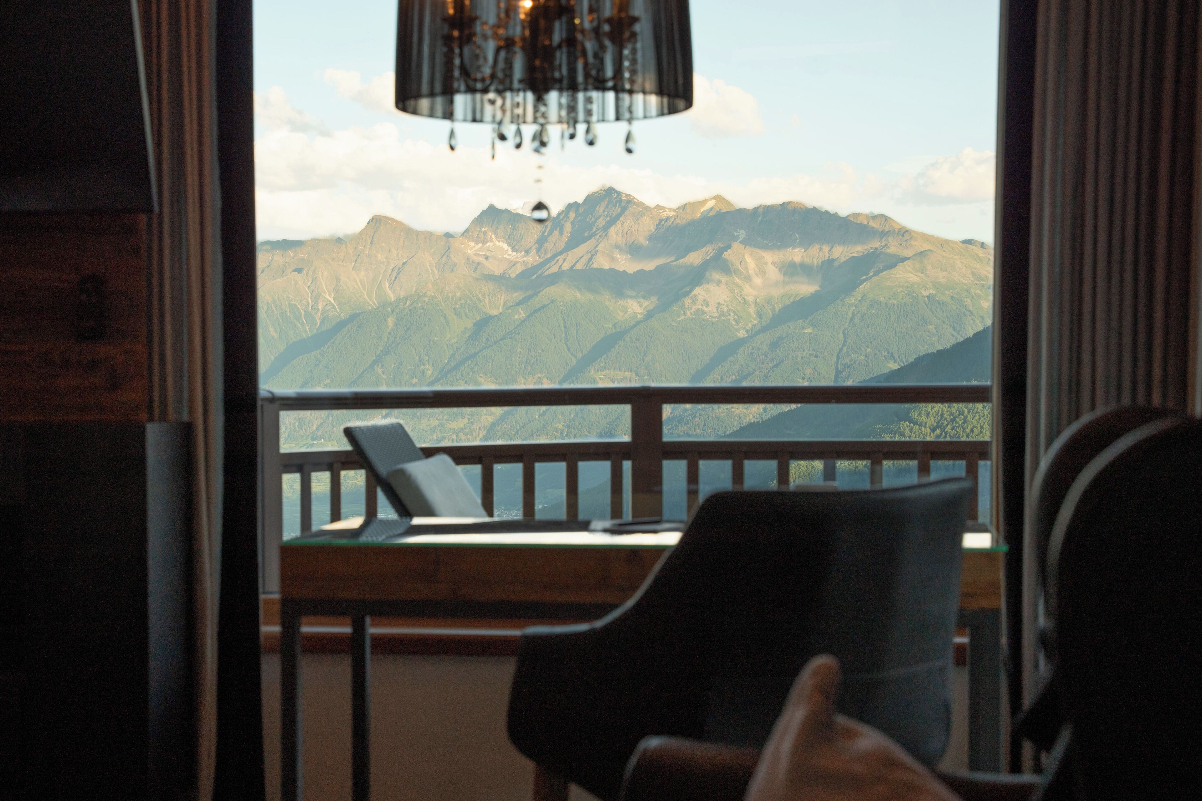 Suite Deluxe, balcone, vista montagna | Biancheria da letto ipoallergenica, una cassaforte in camera