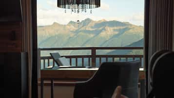 Suite Deluxe, balcone, vista montagna | Biancheria da letto ipoallergenica, una cassaforte in camera