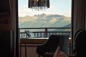 Suite Deluxe, balcón, vistas a la montaña | Ropa de cama hipoalergénica, caja fuerte, sistema de insonorización