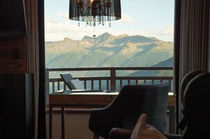 Suite Deluxe, balcón, vistas a la montaña | Ropa de cama hipoalergénica, caja fuerte, sistema de insonorización
