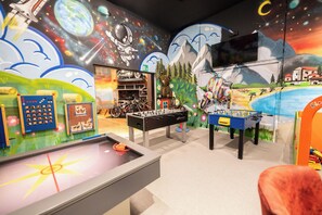 Une pièce avec cinq tables de baby-foot.