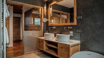 Deluxe suite, balkon, uitzicht op bergen | Badkamer | Een douche, een haardroger, badjassen, pantoffels
