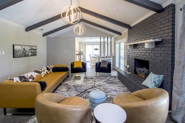 Älytelevisio, takka, musiikkikirjasto, stereot