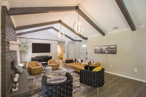 Älytelevisio, takka, musiikkikirjasto, stereot