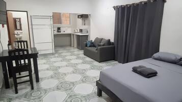 1 chambre, fer et planche à repasser, Wi-Fi gratuit, draps fournis