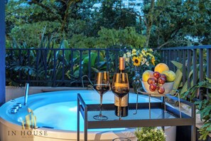 Outdoor spa tub - Serene Getaway: Jacuzzi, AC, BBQ - Morph 402 (Medellín)