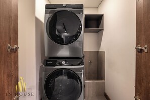 Interior - Serene Getaway: Jacuzzi, AC, BBQ - Morph 402 (Medellín)