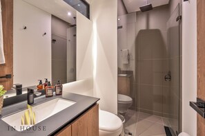 吹风机、毛巾、卫生纸