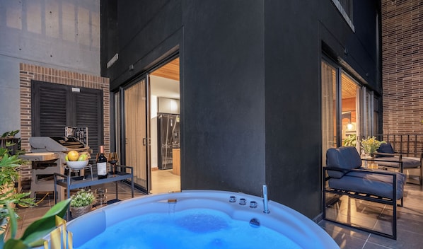 Outdoor spa tub