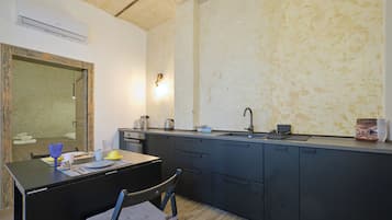 Kühlschrank, Ofen, Herdplatte, Wasserkocher mit Kaffee-/Teezubehör